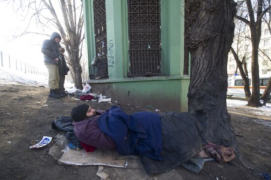 Distributing food to the homeless