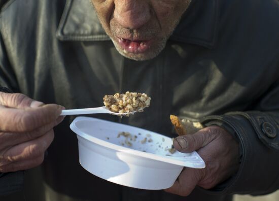Distributing food to the homeless
