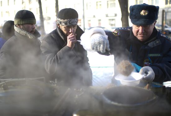 Distributing food to the homeless