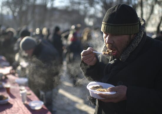 Distributing food to the homeless