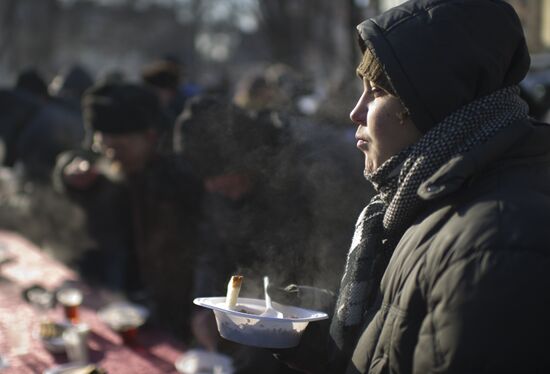 Distributing food to the homeless