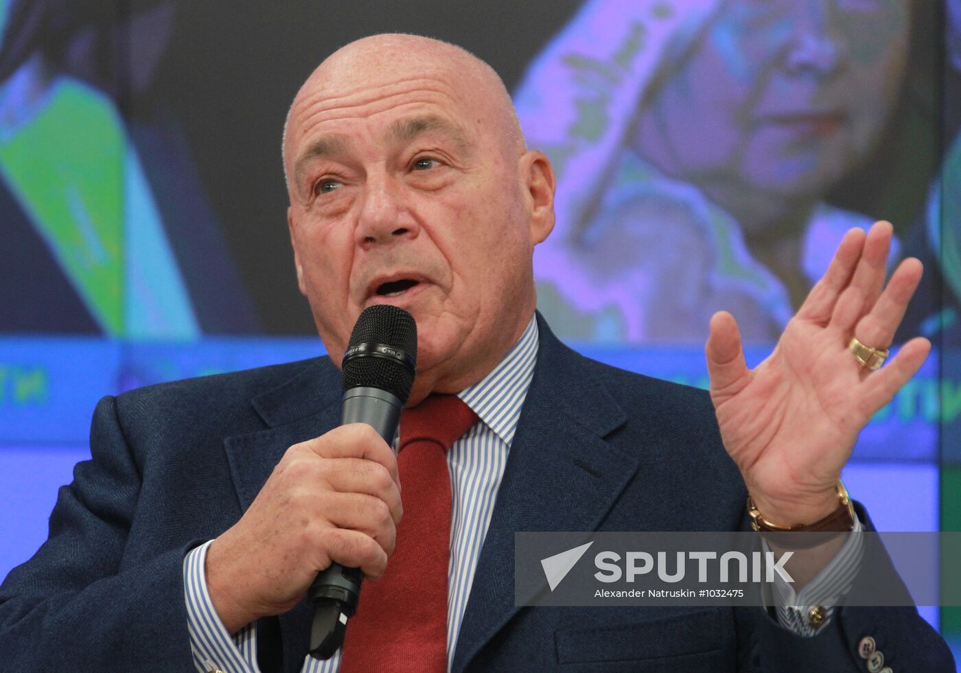 Vladimir Pozner gives news conference