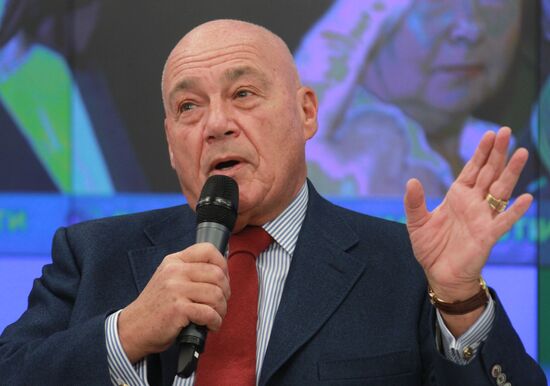 Vladimir Pozner gives news conference