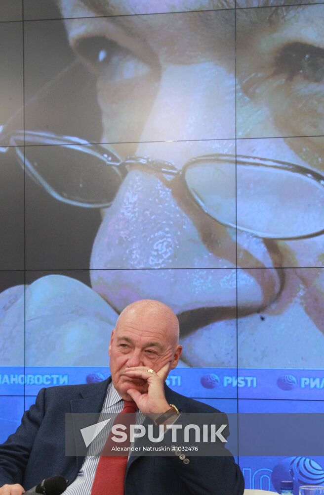 Vladimir Pozner gives news conference