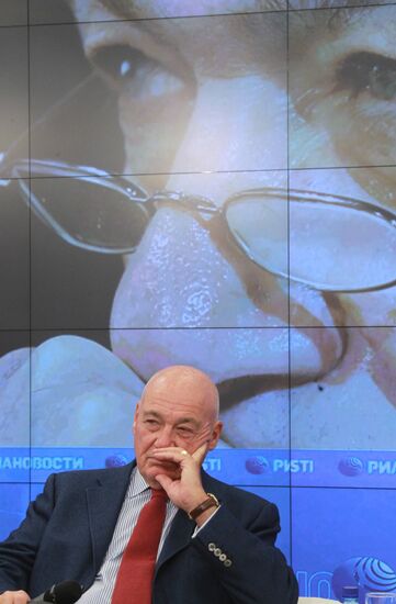 Vladimir Pozner gives news conference