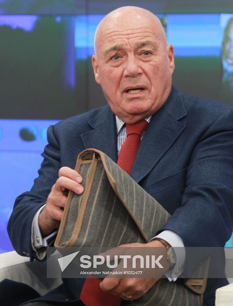 Vladimir Pozner gives news conference