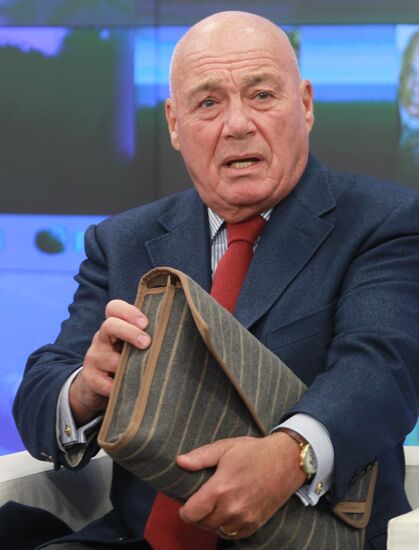 Vladimir Pozner gives news conference