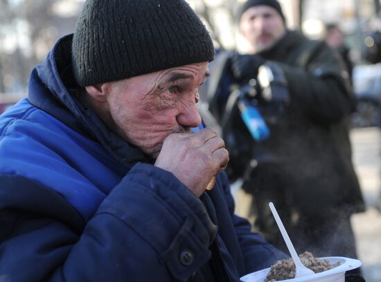 Distributing food to the homeless