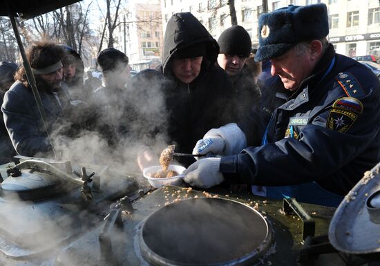 Distributing food to the homeless