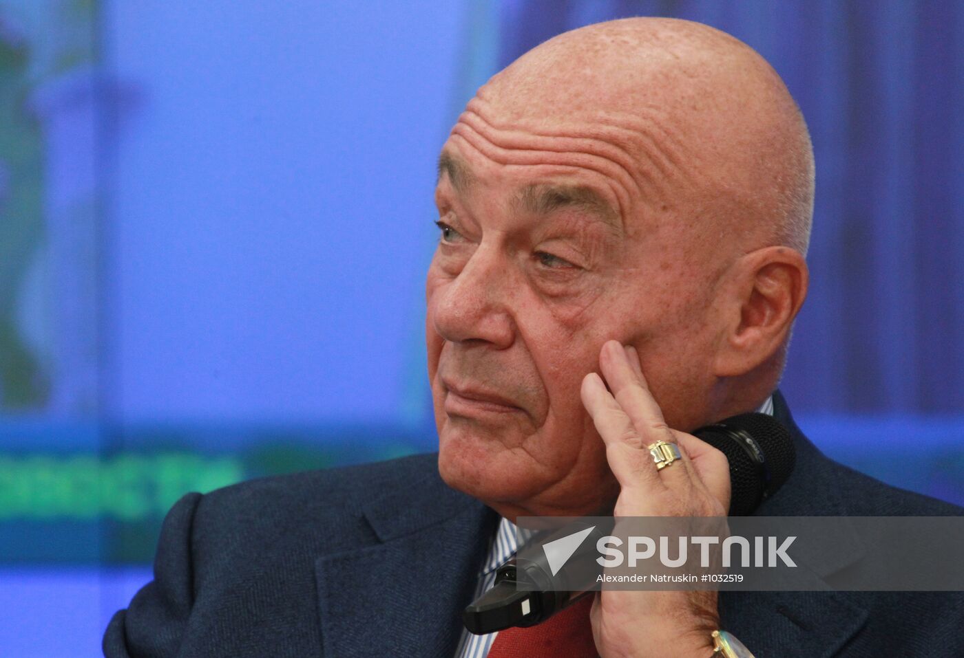 Vladimir Pozner gives news conference