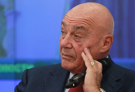 Vladimir Pozner gives news conference
