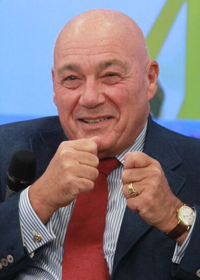 Vladimir Pozner gives news conference