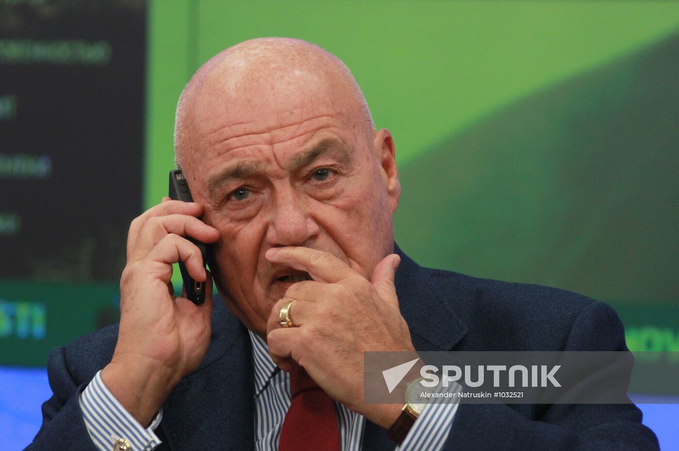 Vladimir Pozner gives news conference