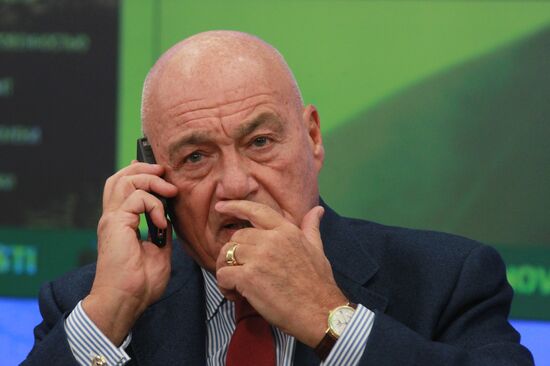 Vladimir Pozner gives news conference
