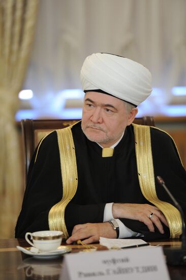 Vladimir Putin meets with representatives of traditional faiths