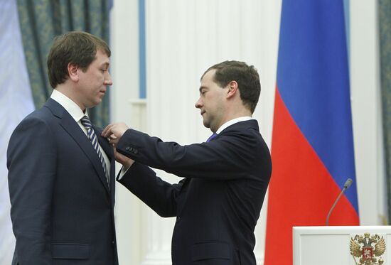Dmitry Medvedev presents presidential awards to young scientists