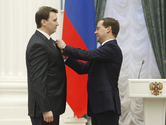 Dmitry Medvedev presents presidential awards to young scientists