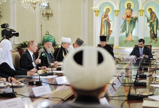Vladimir Putin meets with representatives of traditional faiths