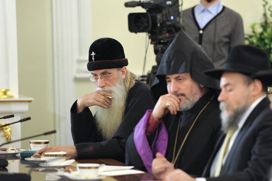 Vladimir Putin meets with representatives of traditional faiths