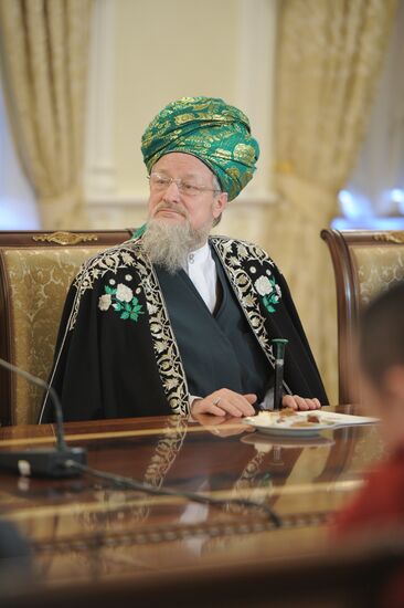 Vladimir Putin meets with representatives of traditional faiths