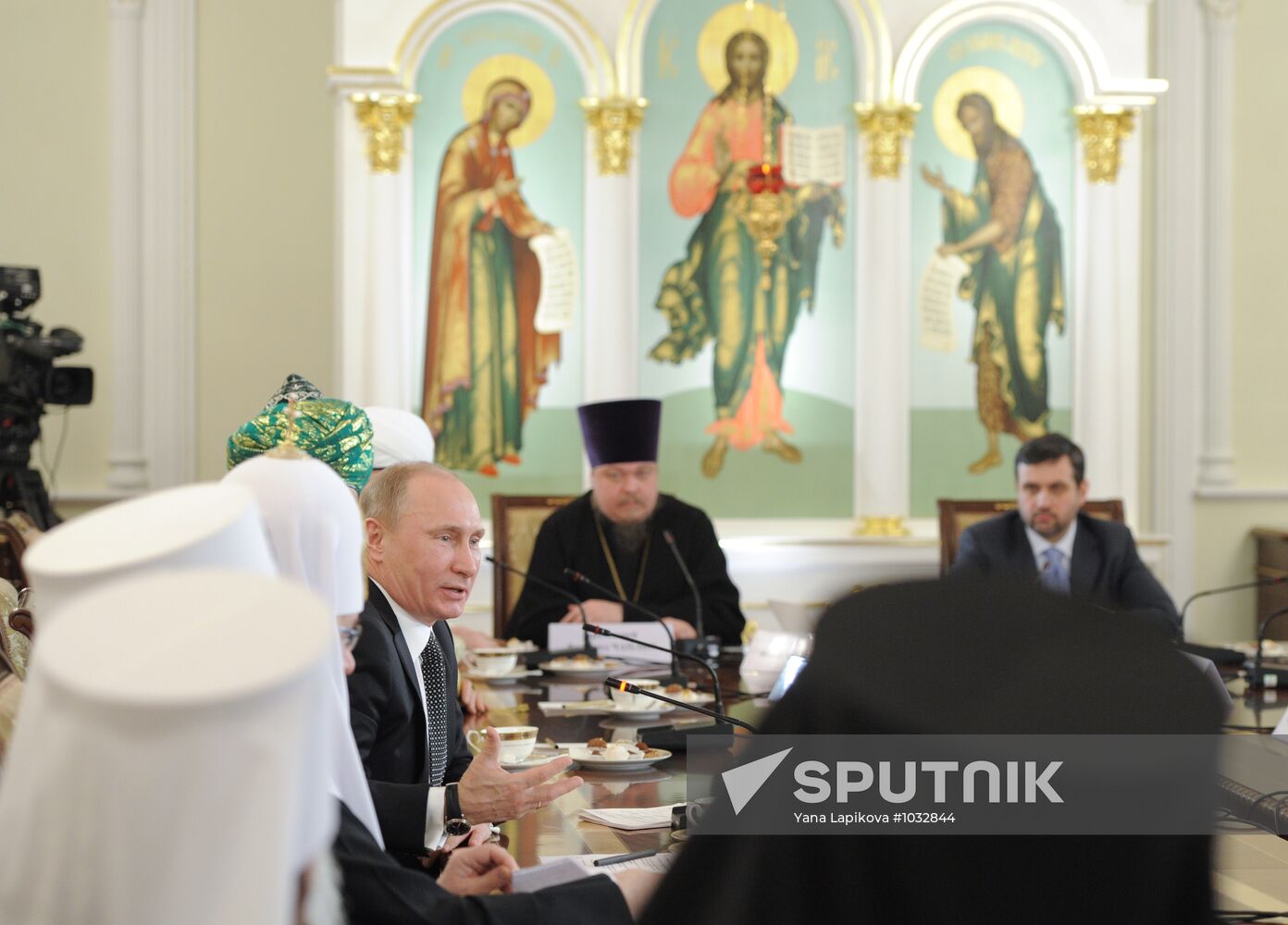 Vladimir Putin meets with representatives of traditional faiths