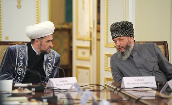 Vladimir Putin meets with representatives of traditional faiths