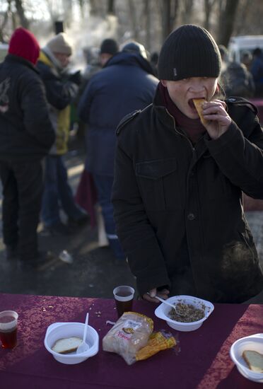Distributing food to the homeless