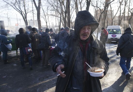 Distributing food to the homeless