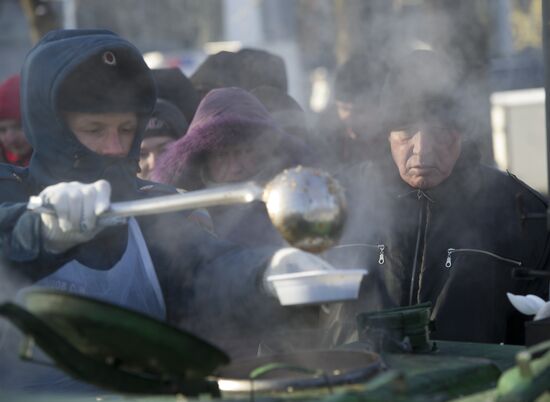 Distributing food to the homeless