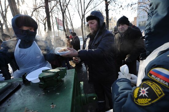 Distributing food to the homeless