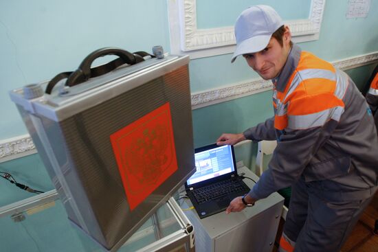 Installing equipment at polling station in St. Petersburg