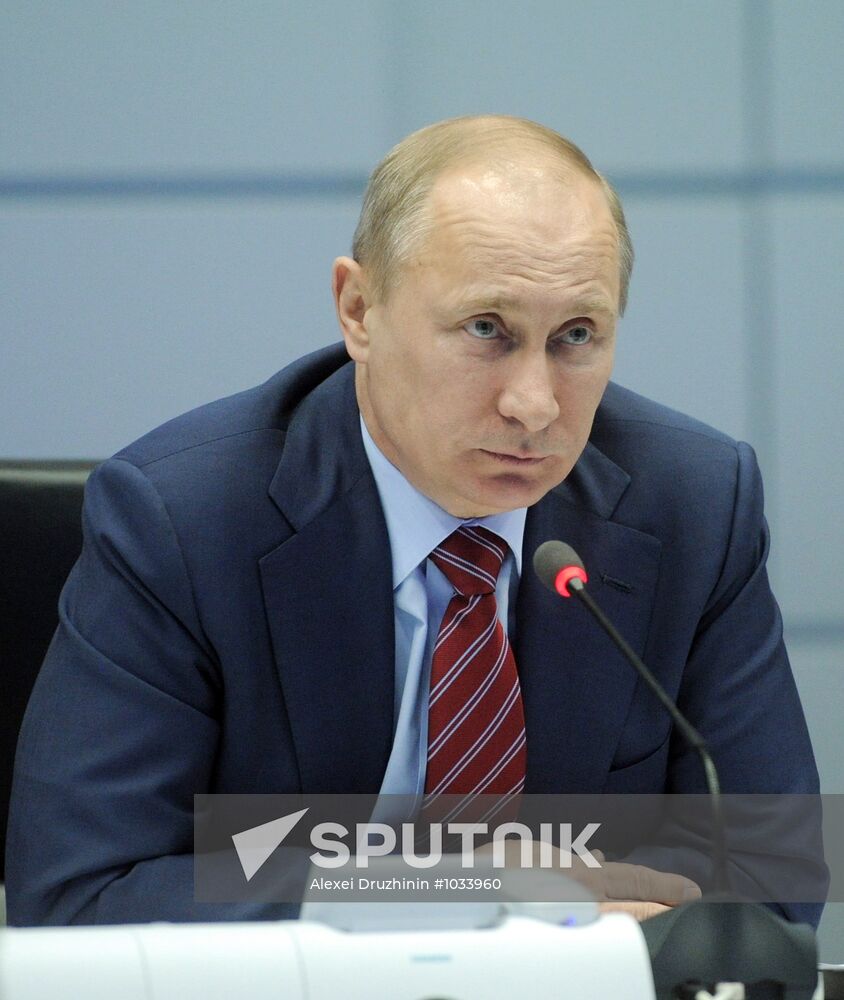 Vladimir Putin visits MChS Crisis Situation Management Center