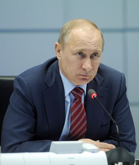 Vladimir Putin visits MChS Crisis Situation Management Center