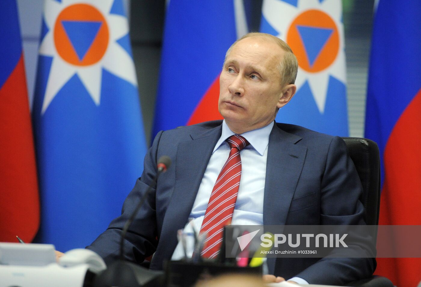 Vladimir Putin visits MChS Crisis Situation Management Center