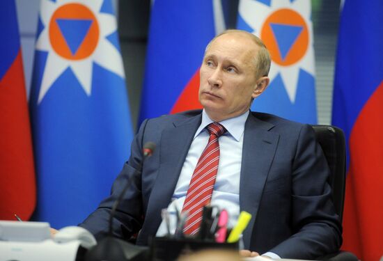 Vladimir Putin visits MChS Crisis Situation Management Center