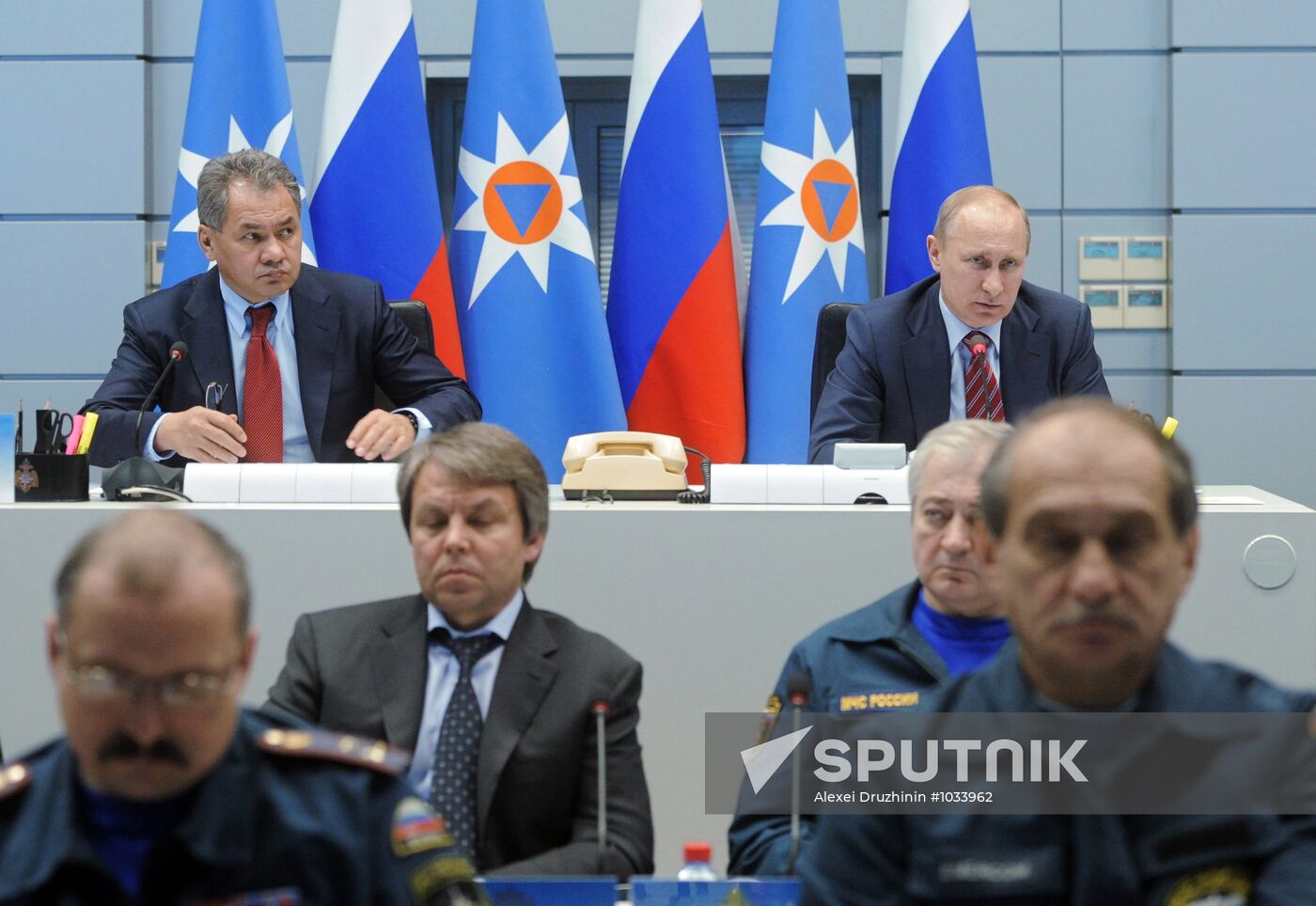 Vladimir Putin visits MChS Crisis Situation Management Center