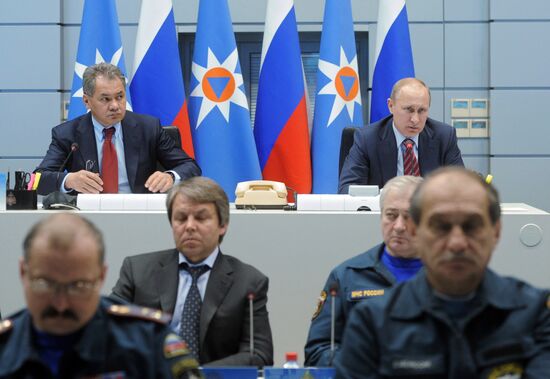 Vladimir Putin visits MChS Crisis Situation Management Center