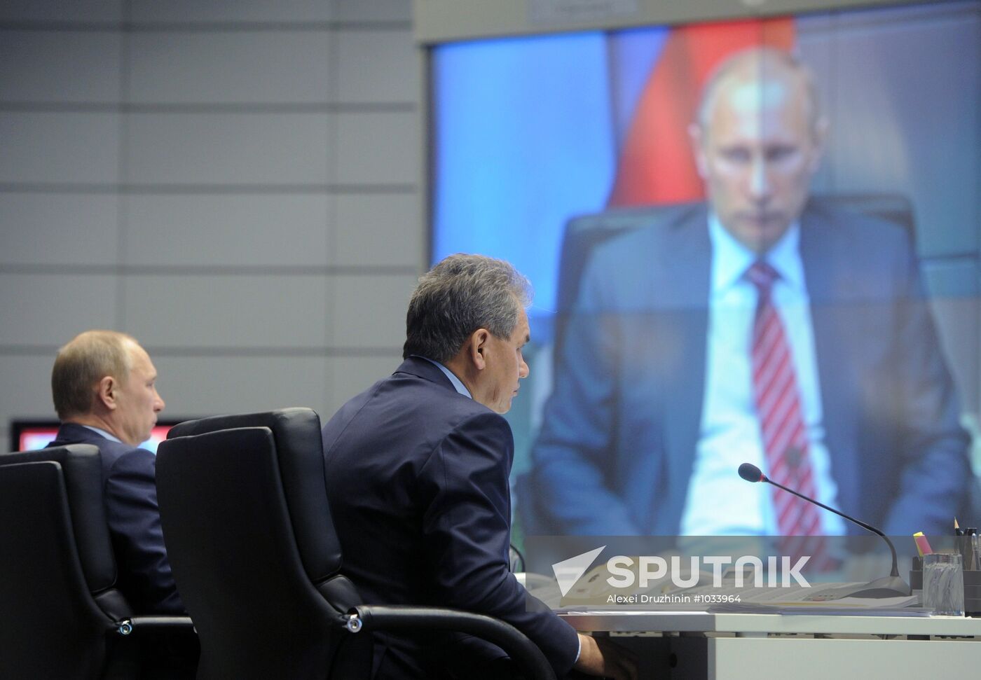 Vladimir Putin visits MChS Crisis Situation Management Center