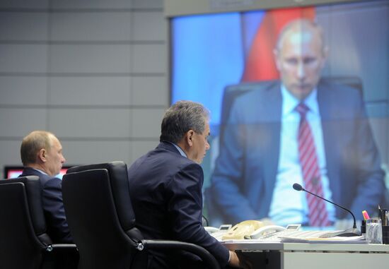 Vladimir Putin visits MChS Crisis Situation Management Center