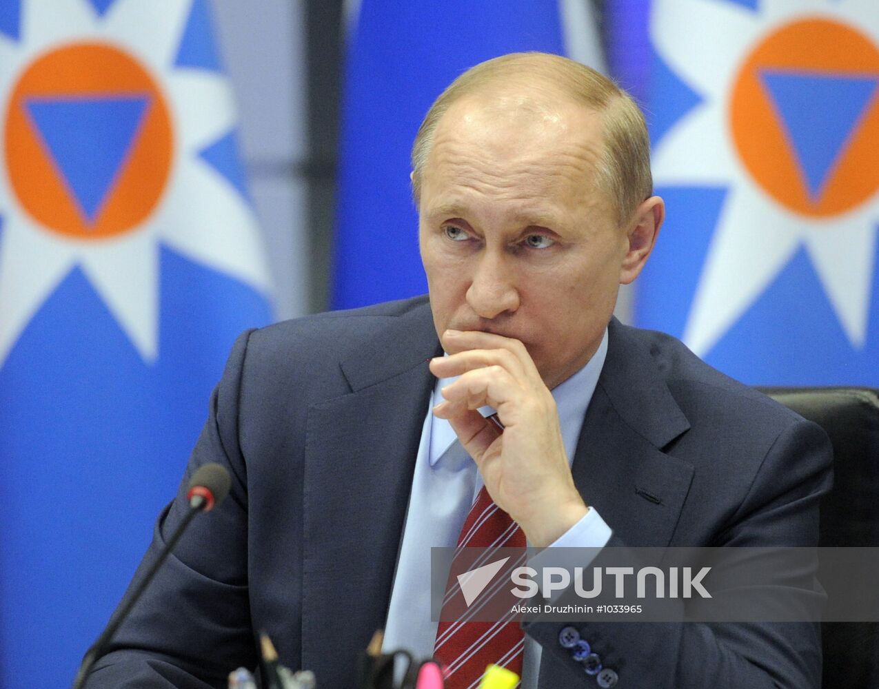 Vladimir Putin visits MChS Crisis Situation Management Center