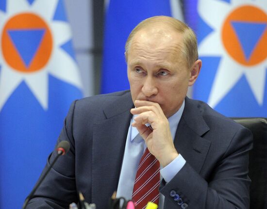 Vladimir Putin visits MChS Crisis Situation Management Center