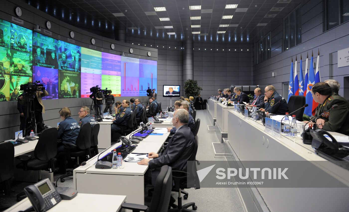 Vladimir Putin visits MChS Crisis Situation Management Center