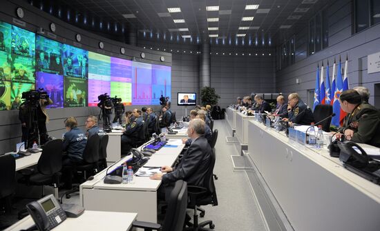 Vladimir Putin visits MChS Crisis Situation Management Center