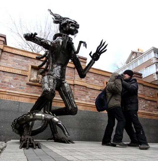 Alien statue unveiled in center of Vladivostok