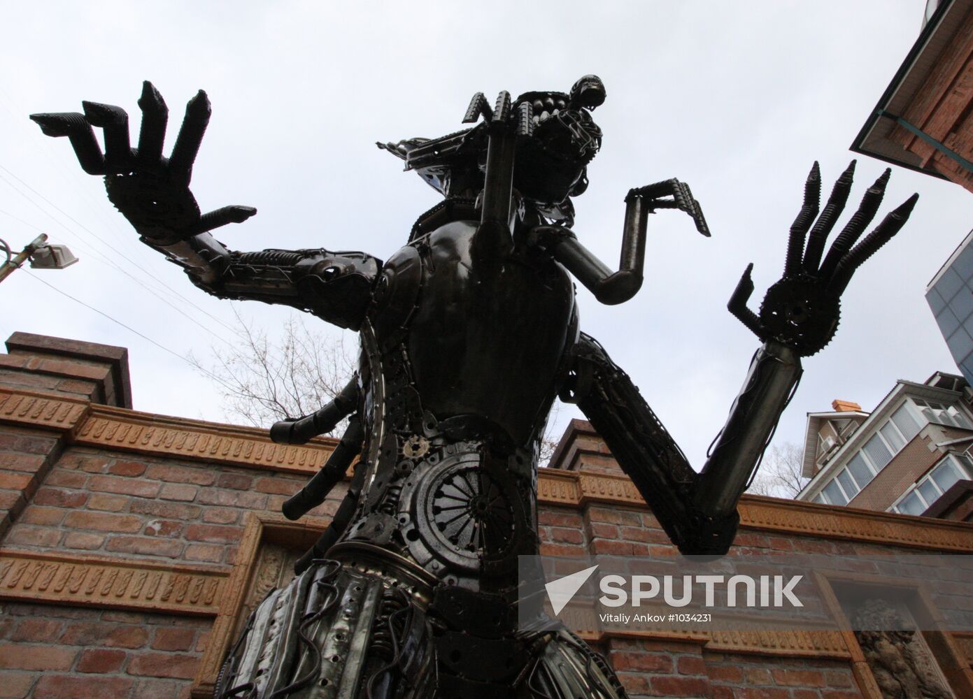 Alien statue unveiled in center of Vladivostok