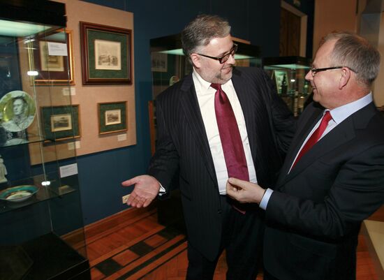 "Two Emperors" exhibition opens in Moscow