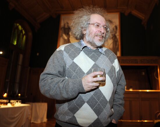 Dewar's Readings with Vladimir Pozner