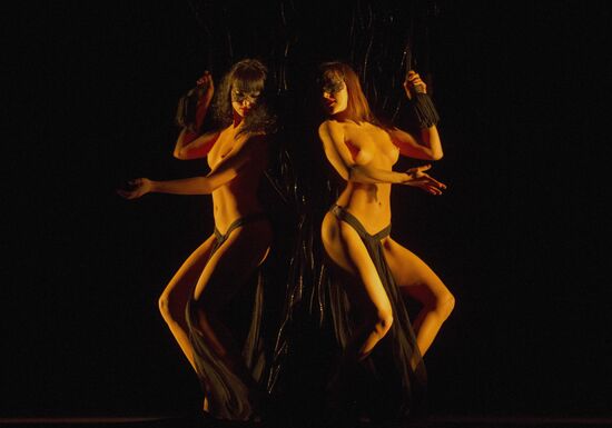 Le Crazy Horse Paris cabaret's show "Forever Crazy-2"