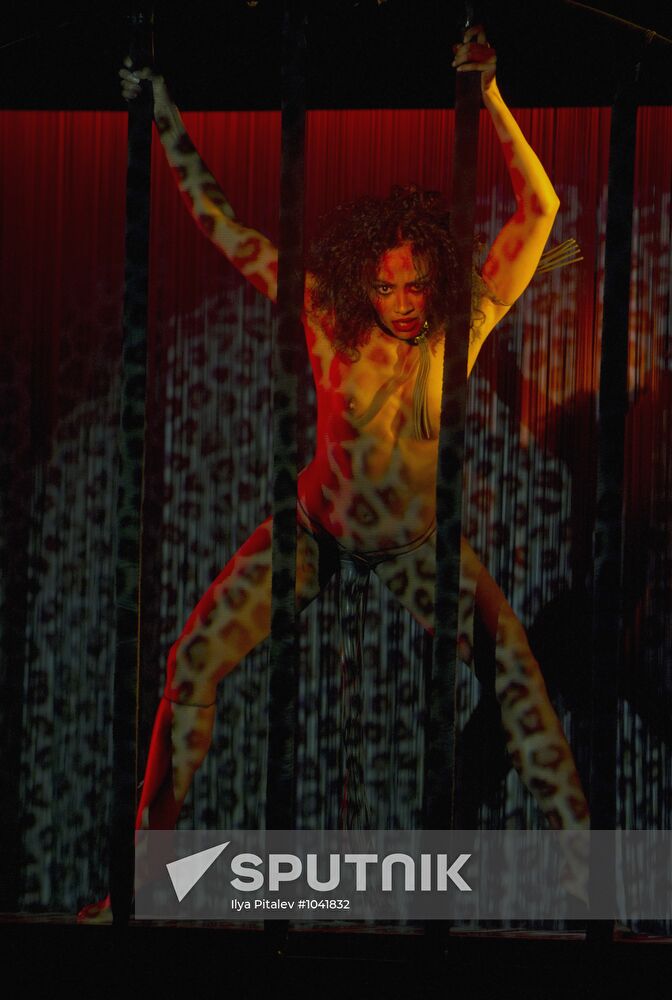 Le Crazy Horse Paris cabaret's show "Forever Crazy-2"