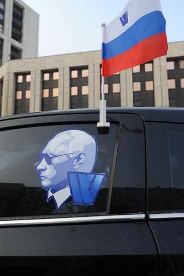 Cars taking part in motor rally in support of Vladimir Putin